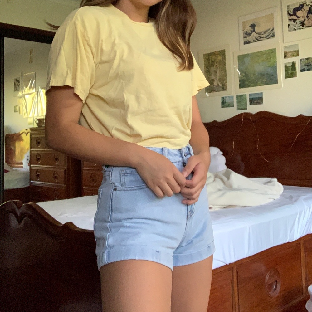 BRANDY MELVILLE ‘HONEY’ YELLOW TEE